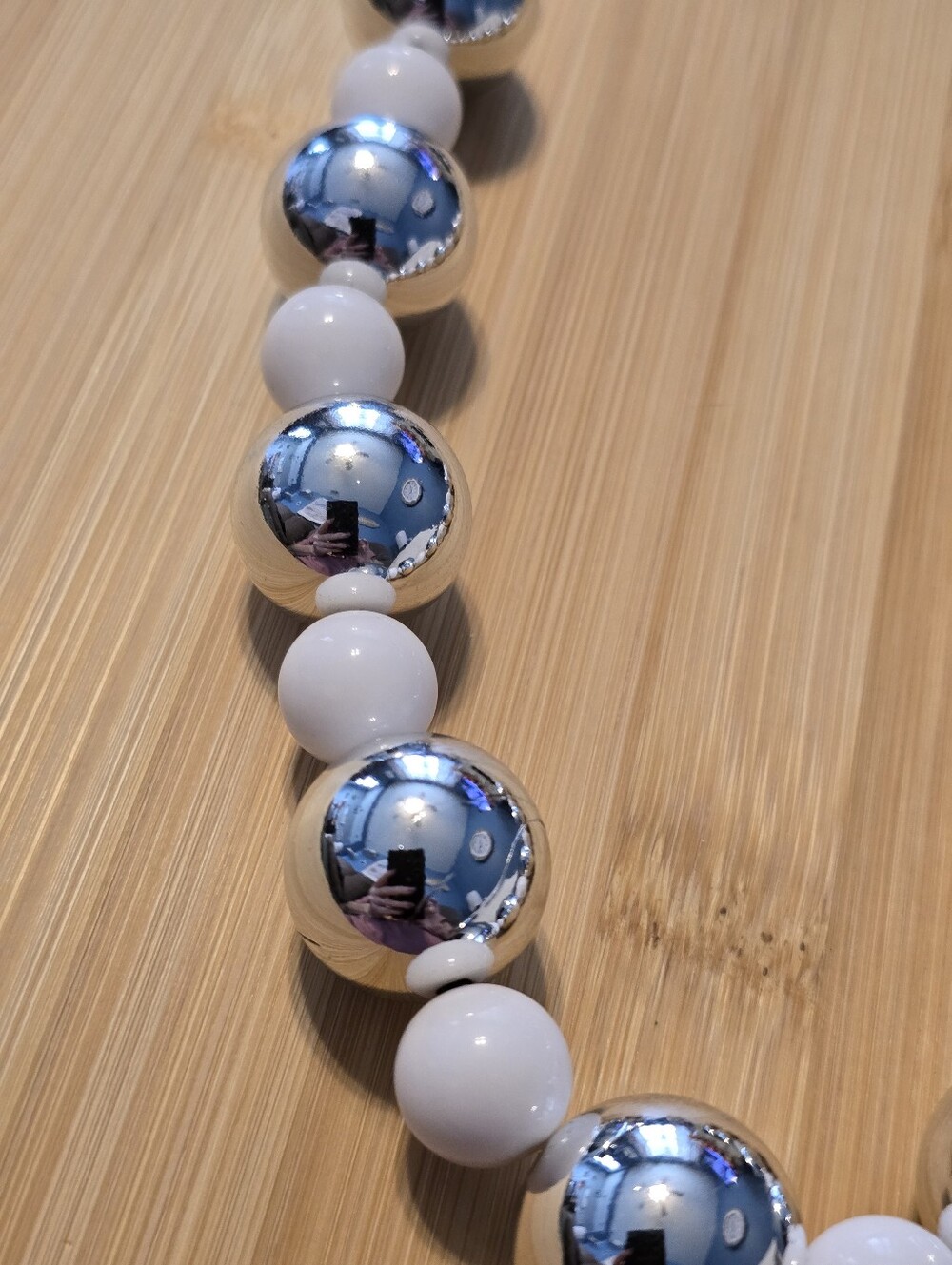 πTop Pop White Bead High Shine Silver Ball Chunky Statement Necklace Set - Picture 2 of 3